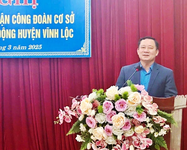 Liên đoàn Lao động huyện Vĩnh Lộc tiếp nhận các công đoàn cơ sở.