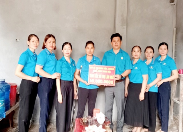 LĐLĐ huyện Hậu Lộc trao kinh phí hỗ trợ xây nhà cho đoàn viên Công đoàn có hoàn cảnh khó khăn