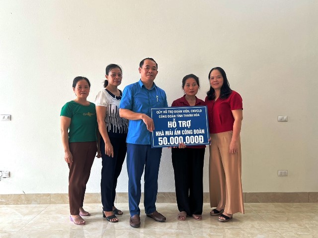 LĐLĐ huyện Hoằng Hoá trao hỗ trợ kinh kinh phí làm nhà “Mái ấm Công đoàn” cho đoàn viên có hoàn cảnh khó khăn.