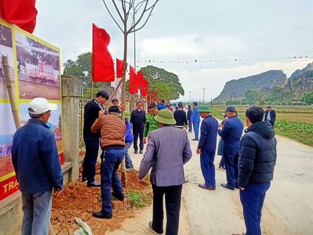 Công nhân viên chức lao động huyện Hà Trung tham gia Tết trồng cây đời đời nhớ ơn Bác Hồ xuân Quý Mão năm 2023.