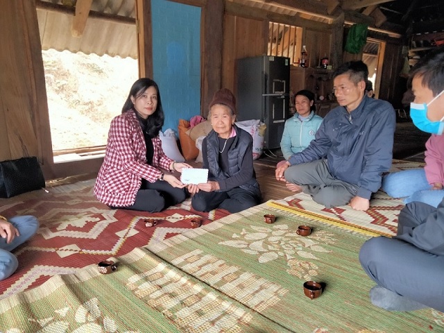 Trao tiền hỗ trợ cho gia đình nhà giáo tử vong do tai nạn giao thông tại huyện Bá Thước, Thanh Hóa