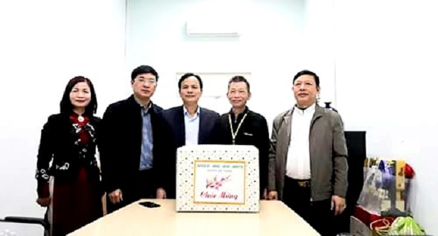 Lãnh đạo huyện Hà Trung thăm và chúc mừng năm mới các doanh nghiệp đầu xuân Quý Mão.