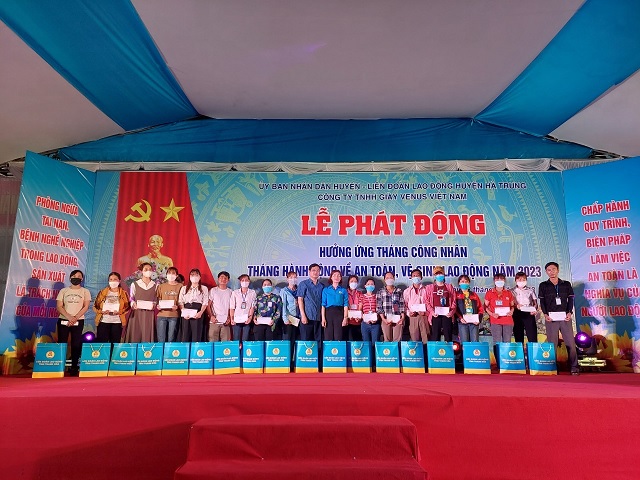 Chiều 22/4/2023 tại Công ty TNHH Giày Venus Việt Nam, Liên đoàn Lao động và Ủy ban nhân dân huyện Hà Trung đã phối hợp tổ chức Lễ phát động hưởng ứng tháng công nhân; tháng hành động về an toàn vệ sinh lao động năm 2023.