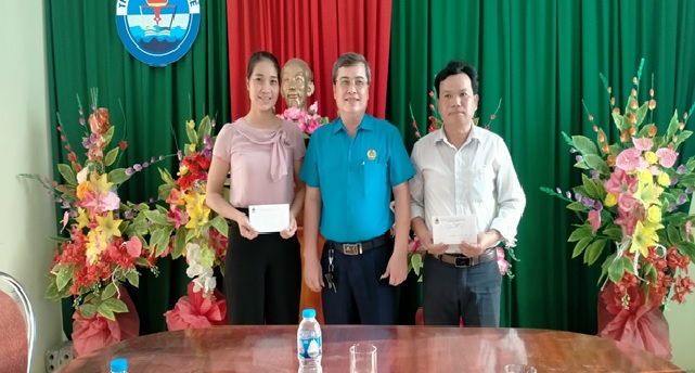 Liên đoàn Lao động huyện Ngọc Lặc trao quà hỗ trợ khó khăn, bệnh hiểm nghèo cho đoàn viên có hoàn cảnh đặc biệt khó khăn, bệnh hiểm nghèo