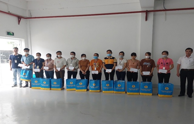 LĐLĐ huyện Hậu Lộc trao quà cho đoàn viên có hoàn cảnh khó khăn nhân dịp tháng công nhân, tháng hành động ATVSLĐ năm 2023,
