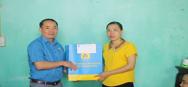Liên đoàn lao động huyện Hoằng Hóa thăm hỏi, động viên trao quà cho đoàn viên, công nhân lao động ốm đau, có hoàn cảnh đặc biệt khó khăn