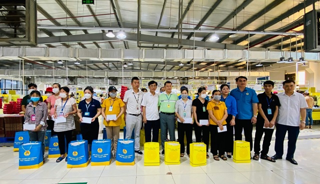 Liên đoàn Lao động huyện Nông Cống tặng 60 suất quà cho đoàn viên CNLĐ có hoàn cảnh khó khăn