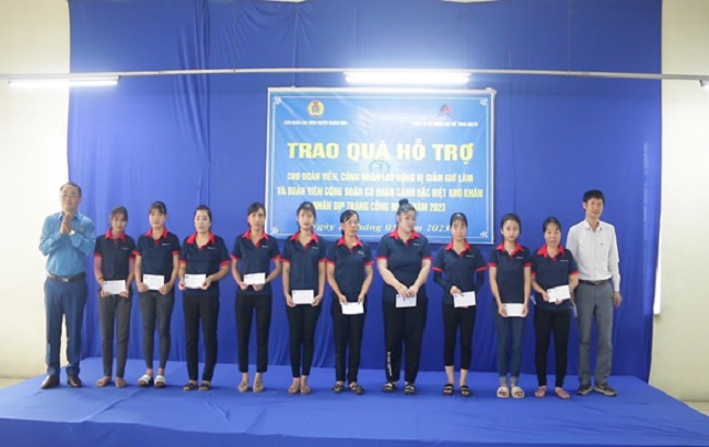 Trao quà hỗ trợ cho đoàn viên, công nhân lao động bị giảm giờ làm và có hoàn cảnh đặc biệt khó khăn tại Công đoàn công ty Cổ phần DCTT Delta