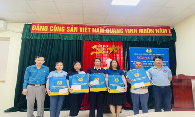 Công đoàn ngành Giáo dục Thanh Hóa trao quà hỗ trợ cho đoàn viên, người lao động có hoàn cảnh khó khăn nhân Tháng Công nhân năm 2023