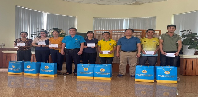 Liên đoàn Lao động huyện Ngọc Lặc trao quà hỗ quà tháng công nhân năm 2023