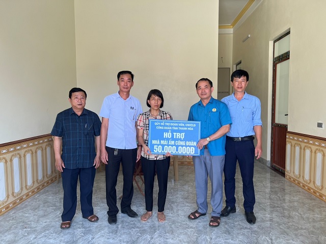 Liên đoàn Lao động huyện Hoằng Hoá trao hỗ trợ nhà “Mái ấm công đoàn”