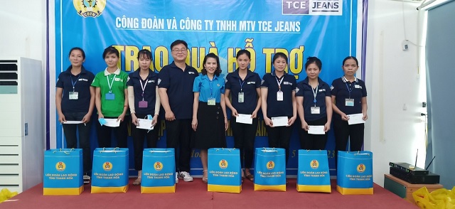 Công đoàn và Công ty TNHH MTV TCE JEANS trao quà hỗ trợ CNLĐ có hoàn cảnh khó khăn nhân dịp tháng công nhân