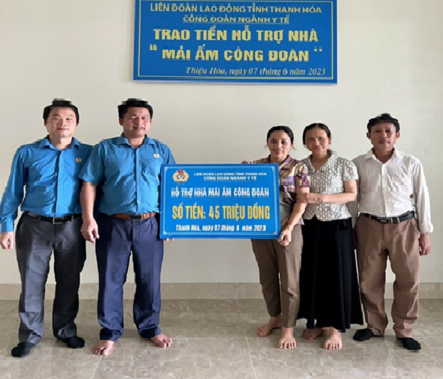 CĐN Y tế: Trao tiền hỗ trợ xây nhà “Mái ấm Công đoàn” cho đoàn viên khó khăn