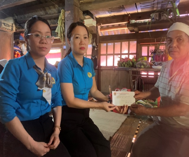 LĐLĐ huyện Ngọc Lặc trao quà hỗ trợ khó khăn đột xuất cho gia đình đoàn viên Công đoàn xã Ngọc Sơn.