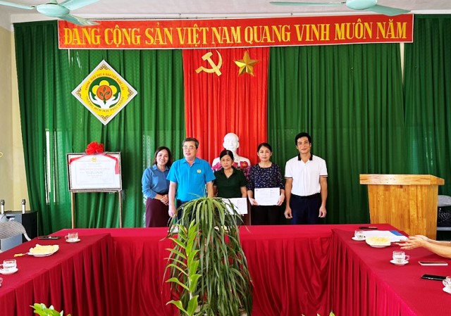 Liên đoàn Lao động huyện Ngọc Lặc trao quà hỗ trợ đoàn viên khó khăn, bệnh hiểm nghèo, di chứng