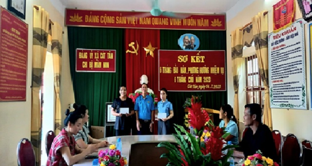 Liên đoàn Lao động huyện Như Xuân trao quà hỗ trợ đoàn viên khó khăn, bệnh hiểm nghèo, di chứng