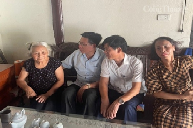 Công đoàn Sở Công Thương phối hợp với lãnh đạo chuyên môn tổ chức dâng hương các anh hùng liệt sỹ, thăm hỏi, tri ân người có công với cách mạng.