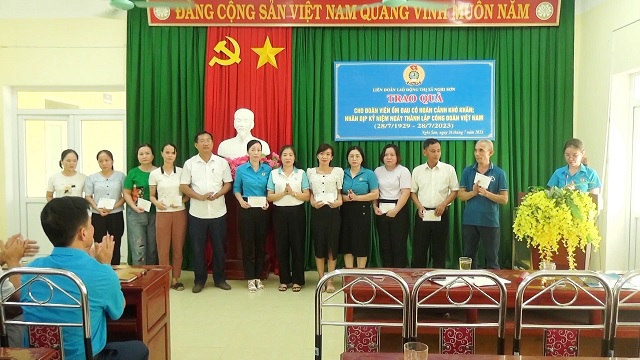 LĐLĐ Thị xã Nghi Sơn thăm hỏi cán bộ Hưu trí và tổ chức trao quà cho đoàn viên có hoàn cảnh khó khăn và con đoàn viên có thành tích cao trong học tập