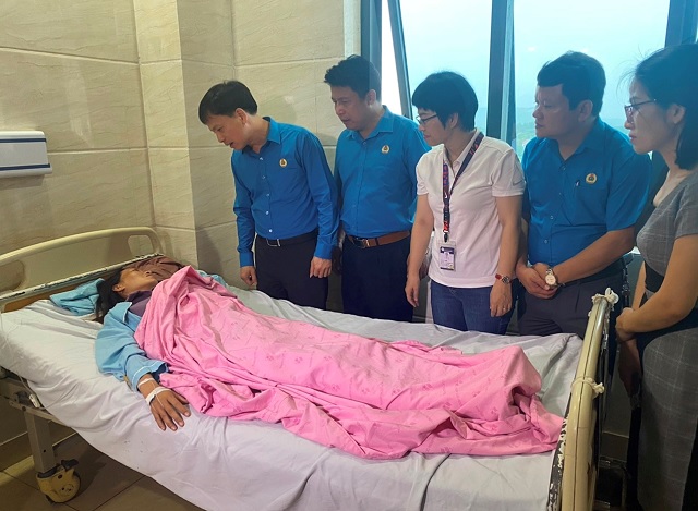 Công đoàn Thanh Hóa thăm hỏi 7 công nhân bị tai nạn giao thông trong đêm