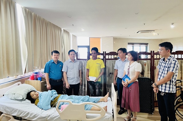 Công đoàn Khu kinh tế Nghi Sơn và các khu công nghiệp tỉnh thăm, động viên công nhân lao động bị tai nạn giao thông.