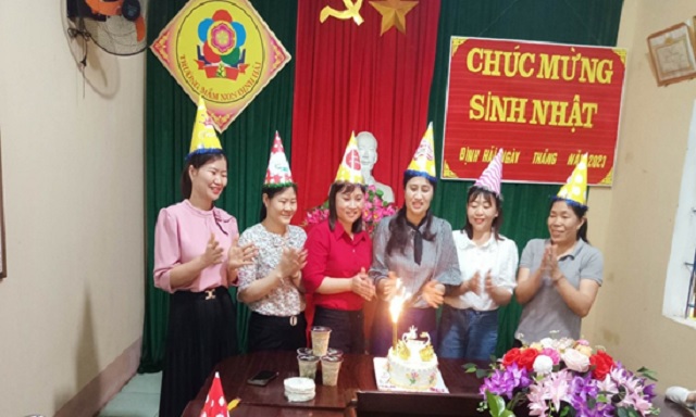 Ban chấp hành Công đoàn trường mầm non Định Hải tổ chức hoạt động chúc mừng sinh Nhật đoàn viên