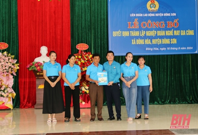 Công bố quyết định thành lập nghiệp đoàn nghề May gia công xã Đông Hòa 1.jpg