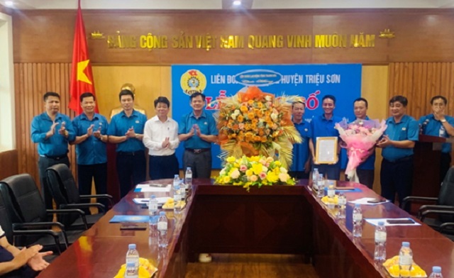 LĐLĐ huyện Triệui Sơn công bố Quyết định thành lập Công đoàn Công ty TNHH Hoa Thăng Thanh Hóa và thành lập nghiệp đoàn nghề Cơ khí huyện Triệu Sơn.