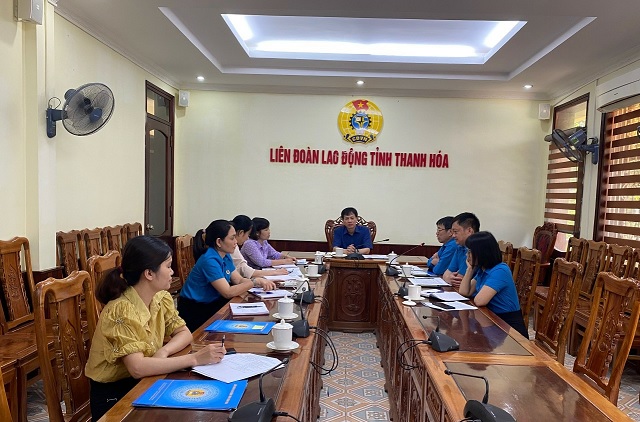 Chi bộ Ban Tuyên giáo -Nữ công LĐLĐ tỉnh tổ chức sinh hoạt chuyên đề: “Chi bộ trong công tác lãnh đạo, chỉ đạo việc thực hiện nhiệm vụ xây dựng cơ quan, đơn vị, doanh nghiệp đạt chuẩn văn hóa theo Quyết định 2214/QĐ-TTG của Thủ tướng Chính phủ.