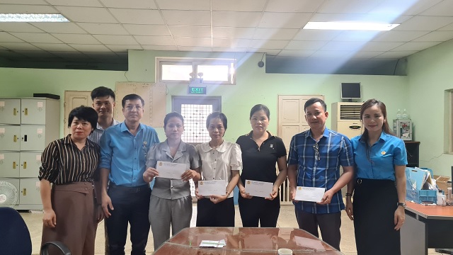 Liên đoàn Lao động thị xã Bỉm Sơn trao quà cho đoàn viên Công đoàn có hoàn cảnh khó khăn, bị bệnh hiểm nghèo, di chứng