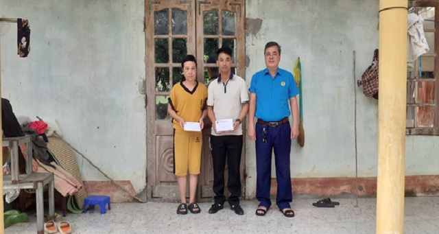 Liên đoàn Lao động huyện Ngọc Lặc trao quà hỗ quà cho đoàn viên có hoàn cảnh đặc biệt khó khăn, bệnh hiểm nghèo, di chứng tháng 8 năm 2023