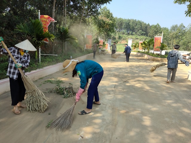 Công đoàn xã Minh Sơn tích cực tham gia phong trào thi đua chung tay xây dựng nông thôn mới