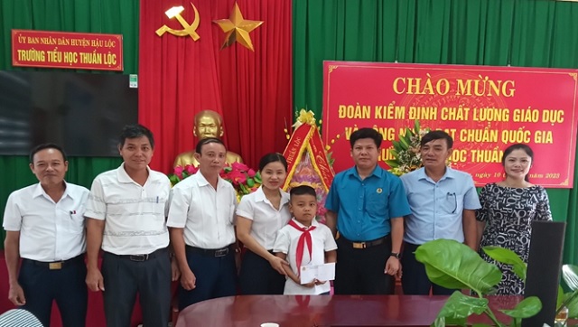 Liên đoàn Lao động huyện Hậu Lộc thăm, tặng quà gia đình đoàn viên ốm đau, có hoàn cảnh đặc biệt khó khăn trên địa bàn huyện.