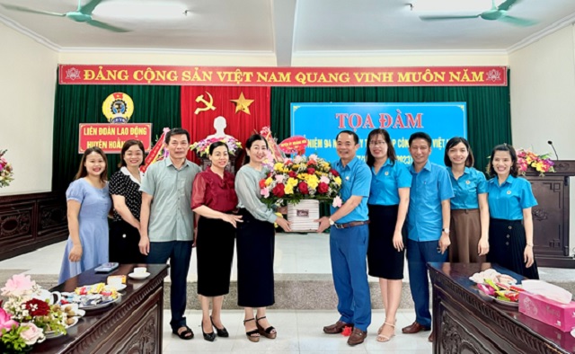 Đại diện cấp ủy, chính quyền huyện Hoằng Hóa chúc mừng tập thể LĐLĐ huyện nhân Ngày thành lập tổ chức Công đoàn Việt Nam