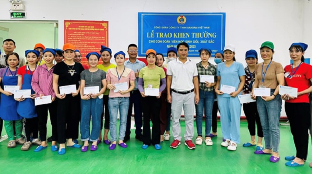 Công đoàn công ty TNHH Sakurai Việt Nam trao quà khuyến học cho con đoàn viên có thành tích học tập xuất sắc.