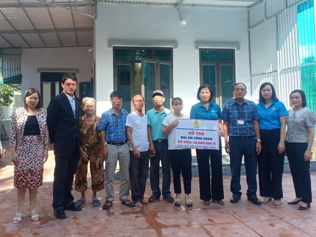 Liên đoàn Lao động huyện Nga Sơn trao tiền hỗ trợ làm nhà “Mái ấm công đoàn” cho đoàn viên có hoàn cảnh đặc biệt khó khăn.
