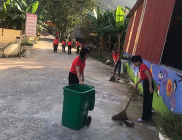 Như Xuân: Gần 200 đoàn viên công đoàn ra quân lao động dọn vệ sinh môi trường