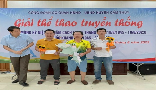 Công đoàn UBND huyện Cẩm Thuỷ tổ chức giải thể thao truyền thống chào mừng kỷ niệm 78 năm cách mạng tháng Tám (19/8/1945-19/8/2023) và Quốc khánh 2/9 (2/9/1945-2/9/2023)