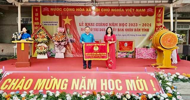 Công đoàn Trường Tiểu Học Vĩnh Thành, huyện Vĩnh Lộc phối hợp với Ban giám hiệu tổ chức khai giảng năm học 2023-2024