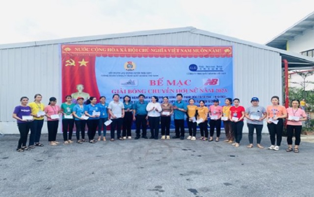 LĐLĐ huyện Triệu Sơn tặng quà cho các cháu học sinh là con CN NLĐ của Công ty TNHH giầy ADIANA Việt Nam