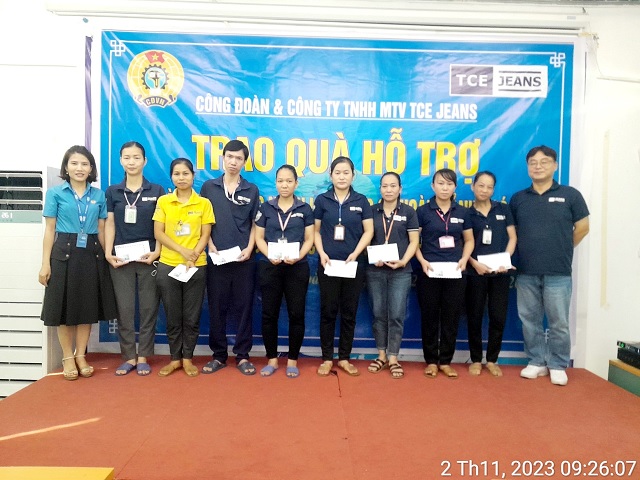 Công đoàn và Công ty TNHH MTV TCE JEANS trao quà hỗ trợ CNLĐ có hoàn cảnh khó khăn, bị bệnh hiểm nghèo