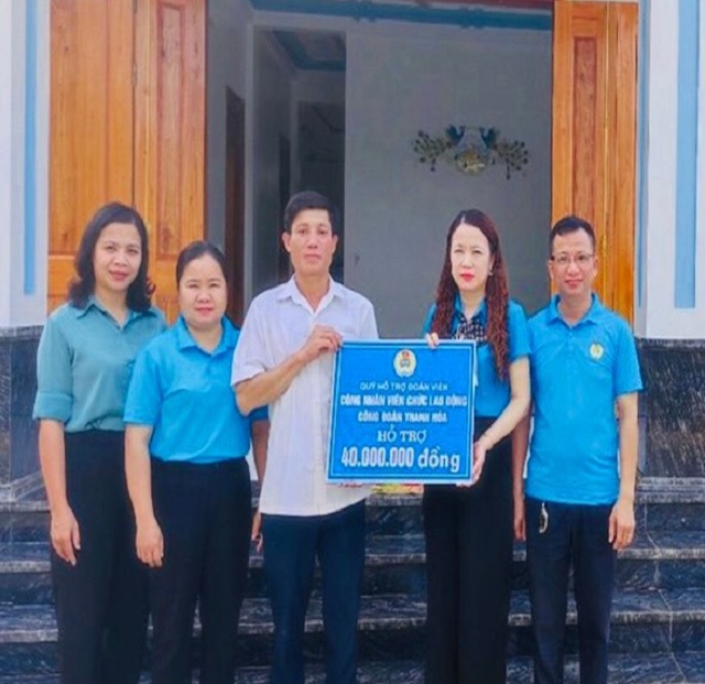 Liên đoàn Lao động huyện Ngọc Lặc trao hỗ trợ tiền làm nhà cho đoàn viên có hoàn cảnh đặc biệt khó khăn về nhà ở năm 2023