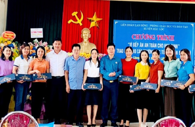 Liên đoàn Lao động huyện Hậu Lộc triển khai chương trình "Vì bếp ăn an toàn cho học sinh”