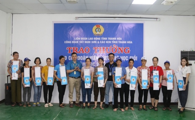 Trong những năm qua, công đoàn Công ty (CT) TNHH Giầy Rollsport Việt Nam luôn lấy người lao động (NLĐ) là trung tâm trong mọi hoạt động, chính vì vậy, đoàn viên, NLĐ luôn yên tâm, tin tưởng khi được cống hiến trong môi trường làm việc đoàn kết, năng động, sáng tạo và hiệu quả.