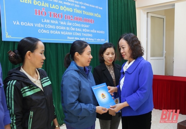 LĐLĐ tỉnh trao kinh phí hỗ trợ xây dựng “Mái ấm công đoàn”, tặng quà đoàn viên ốm đau, bị bệnh hiểm nghèo