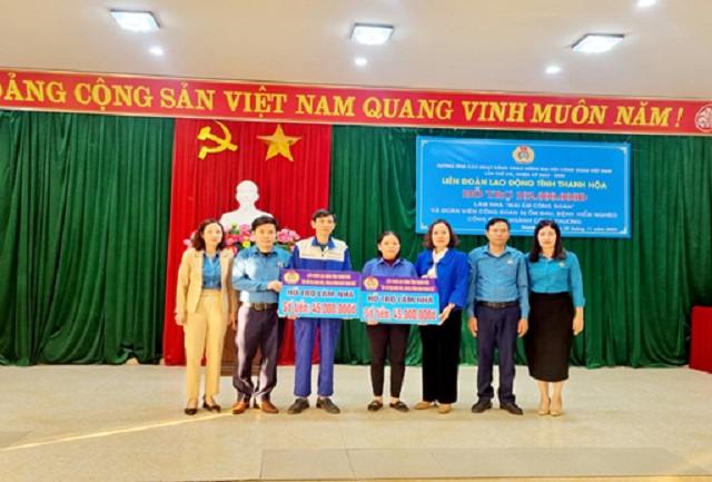 Trao 102 triệu đồng hỗ trợ làm nhà mái ấm Công đoàn và đoàn viên bị ốm đau, bệnh hiểm nghèo tại CĐN Công Thương Thanh Hóa
