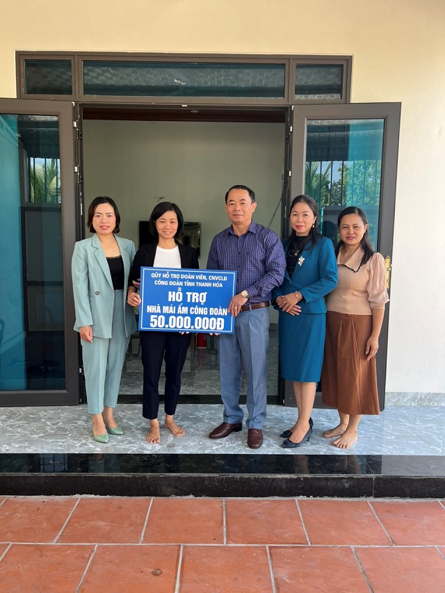 LĐLĐ huyện Hoằng Hoá trao hỗ trợ kinh phí làm nhà “Mái ấm công đoàn” cho đoàn viên có hoàn cảnh khó khăn.