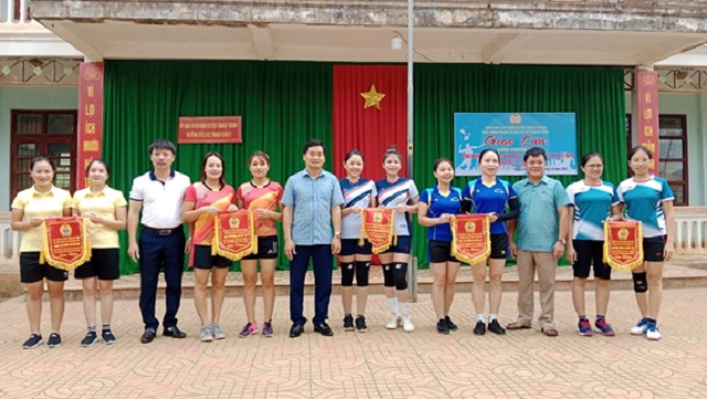 Công đoàn cơ sở trên địa bàn xã Thạch Cẩm huyện Thạch Thành giao lưu bóng chuyền nhân kỷ niệm ngày thành lập Hội LHPN Việt Nam.