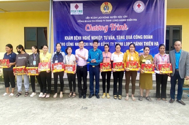 Liên đoàn Lao động huyện Hậu Lộc phối hợp với Công ty khám sức khỏe nghề nghiệp và tặng quà cho công nhân, lao động