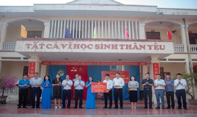 Công đoàn cơ quan Thành uỷ Sầm Sơn trao tặng công trình tập luyện thể dục, thể thao ngoài trời cho trường THCS Quảng Minh