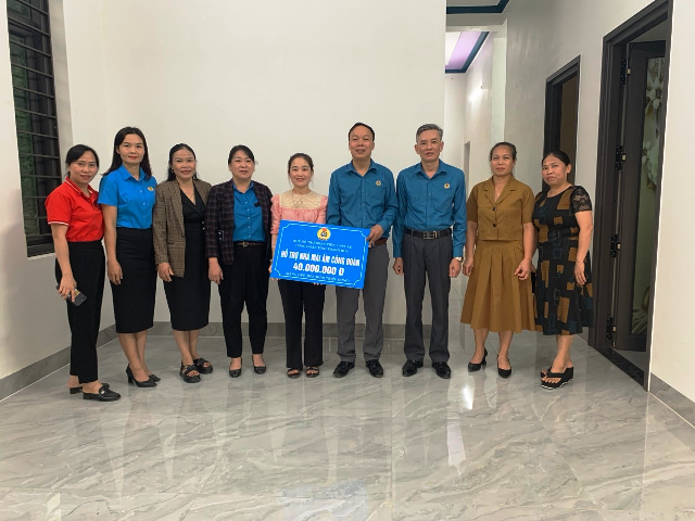 LĐLĐ huyện Như Xuân trao hỗ trợ kinh phí làm nhà “mái ấm công đoàn” cho đoàn viên có hoàn cảnh khó khăn